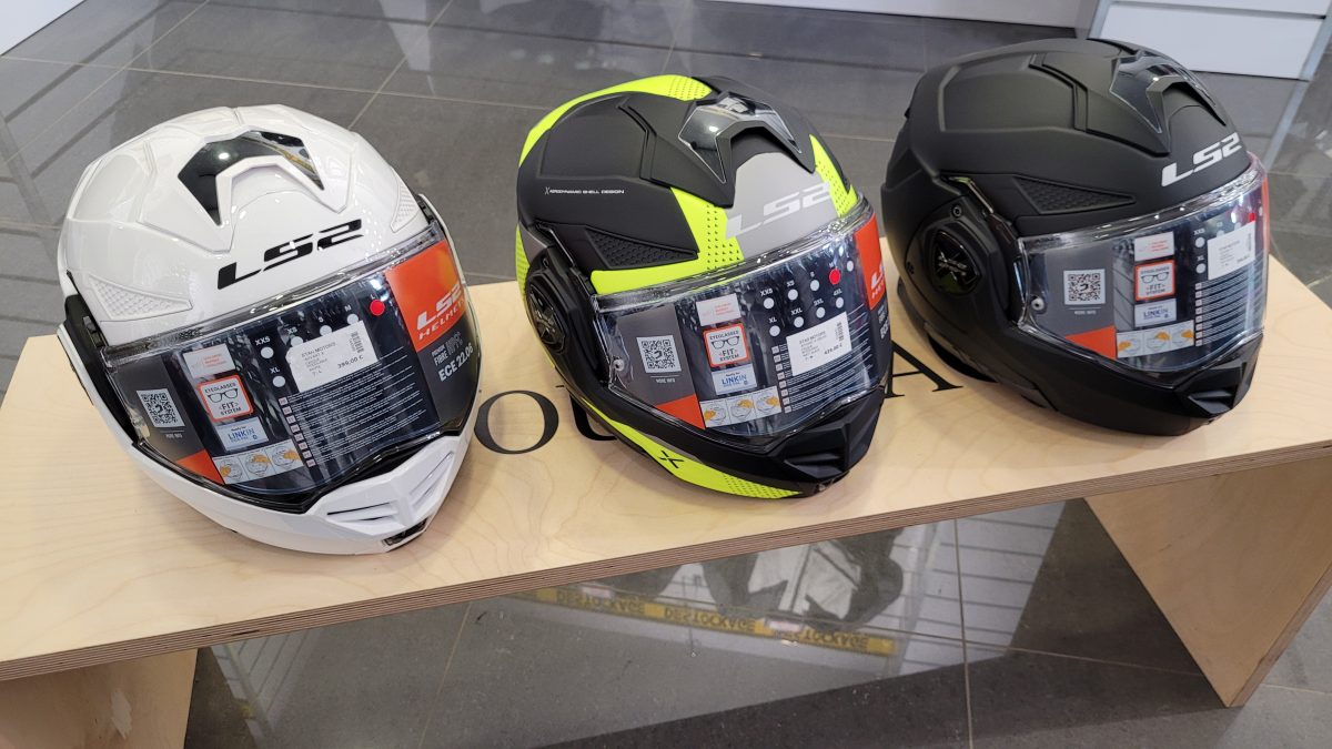 3 casques de moto