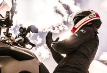un motard équipé