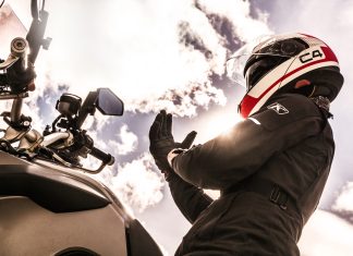 un motard équipé