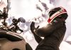 motard enfilant ses gants