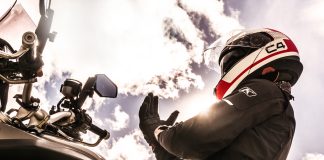 motard enfilant ses gants