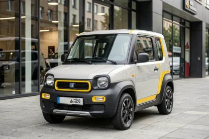 Aixam Mega Track garée devant une concession automobile moderne en milieu urbain