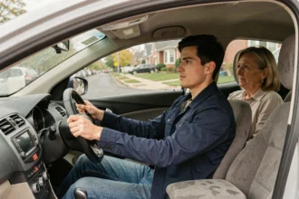Jeune conducteur au volant accompagné de sa mère, illustrant l'assurance jeune conducteur sur le contrat parental