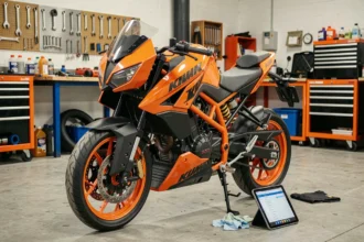 KTM Duke 125 2026 garée dans un atelier mécanique pour inspection avant achat d'occasion